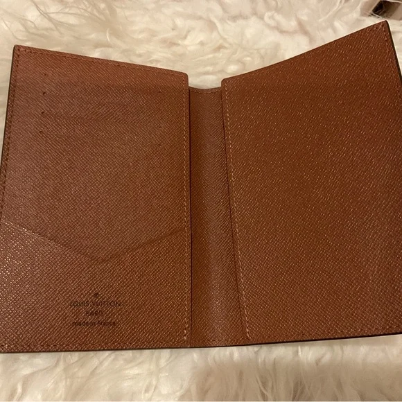 Louis Vuitton Monogram Passport Holder - Picture 4 of 8